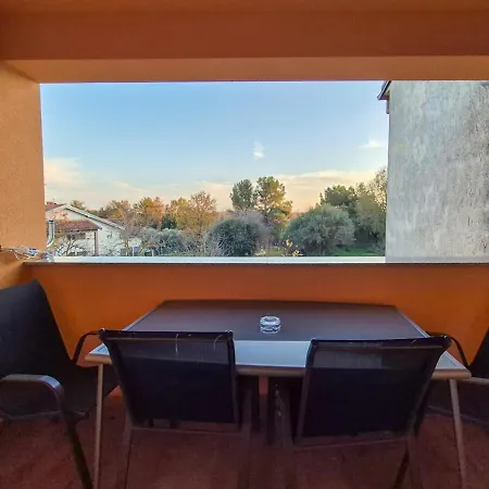 Meghan Apartman Póla