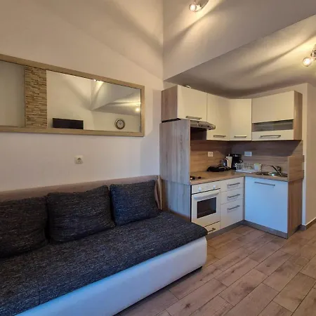 Meghan Apartman Póla