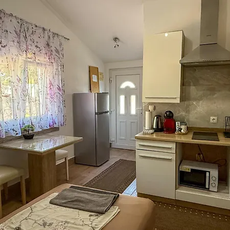 Meghan Apartman Póla