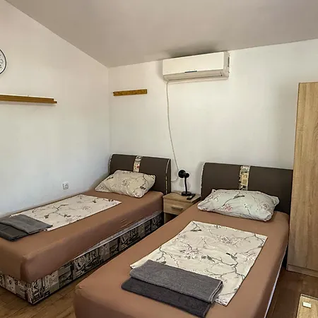 Meghan Apartman Póla