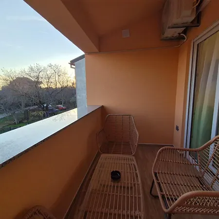 Meghan Apartman Póla