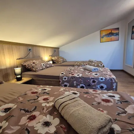 Meghan 아파트 풀라